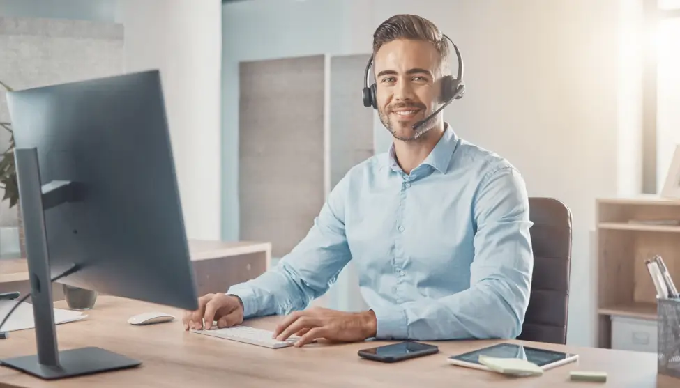 Asesor de Academia Paraninfo respondiendo por email a una consulta sobre clases de refuerzo