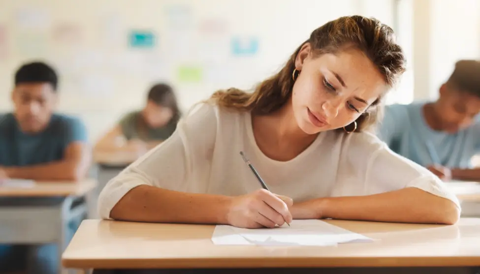Alumna concentrada realizando el examen de la PAU en el aula de selectividad