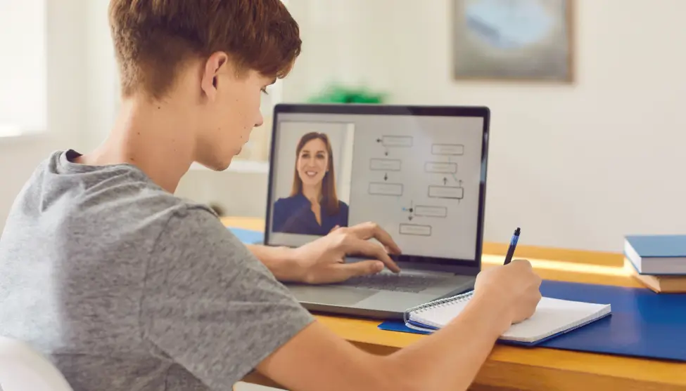 Estudiante de Bachillerato en clase de refuerzo online con profesor especializado