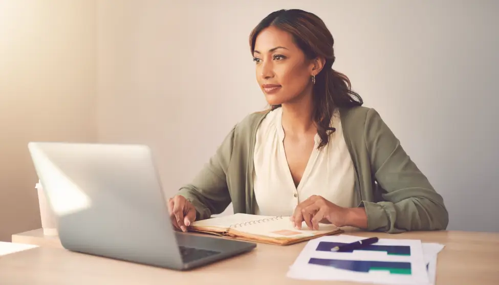Profesor especializado impartiendo clase de refuerzo Bachillerato online en directo