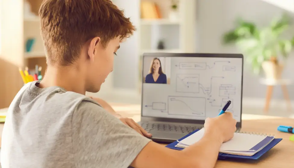 Estudiante de ESO en clase de refuerzo online con profesor especializado