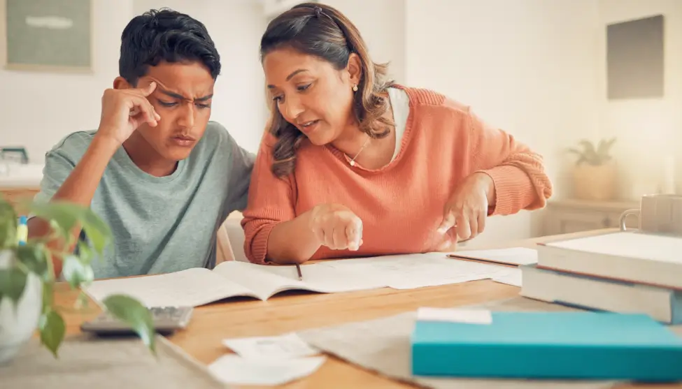 Madre ayudando a su hijo con las asignaturas difíciles de ESO