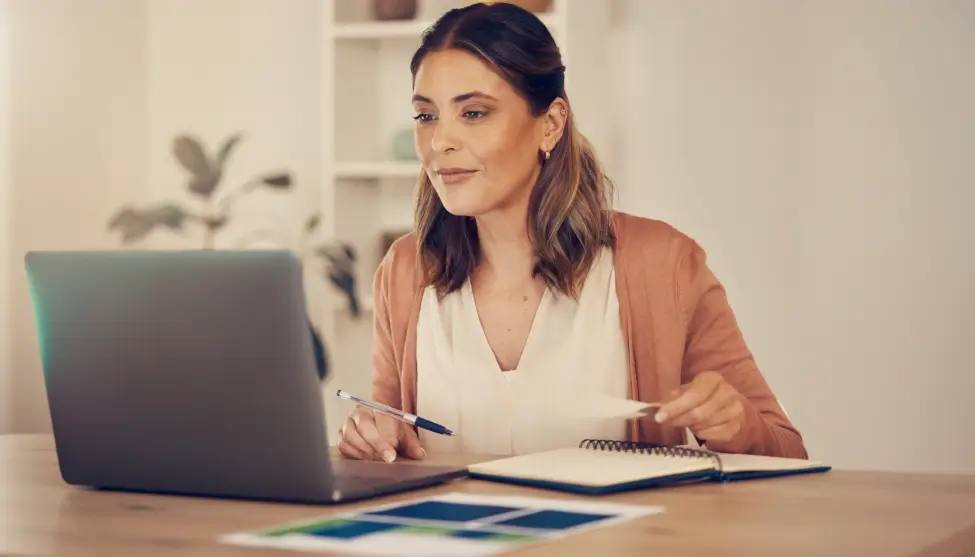 Profesor especializado impartiendo clase de refuerzo ESO online en directo