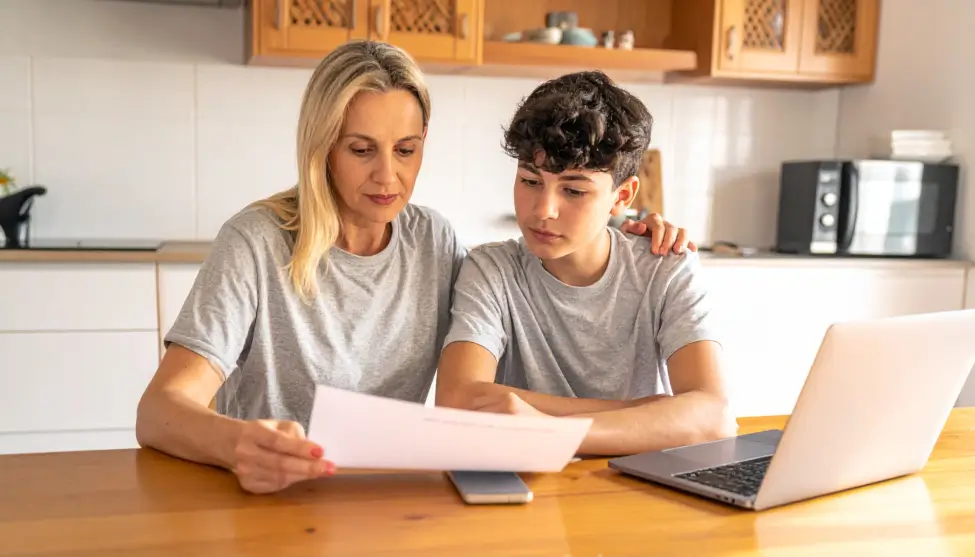 Madre ayudando a su hijo con las asignaturas difíciles de ESO