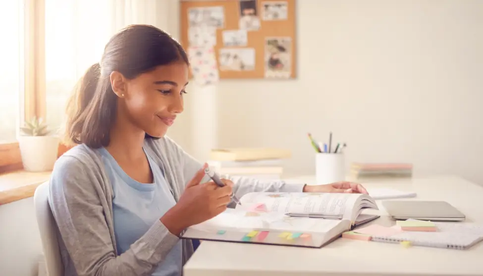 Alumno que vuelve del extranjero listo para empezar el curso en España sin retrasos