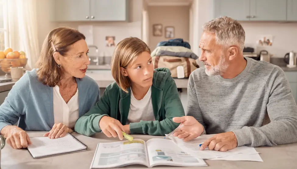 Familia preocupada por la nivelación escolar del hijo que regresa del extranjero