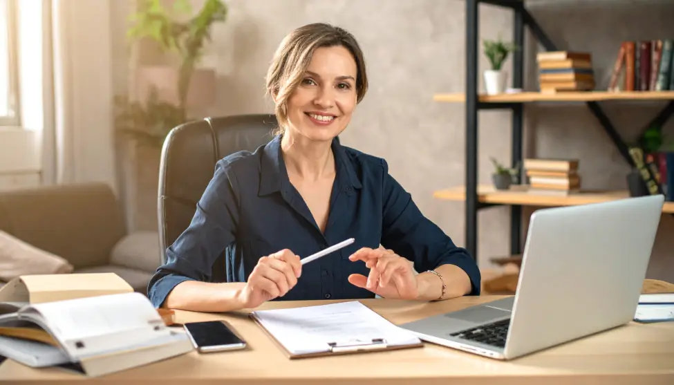 Profesor de ESO y Bachillerato impartiendo clases de apoyo en directo