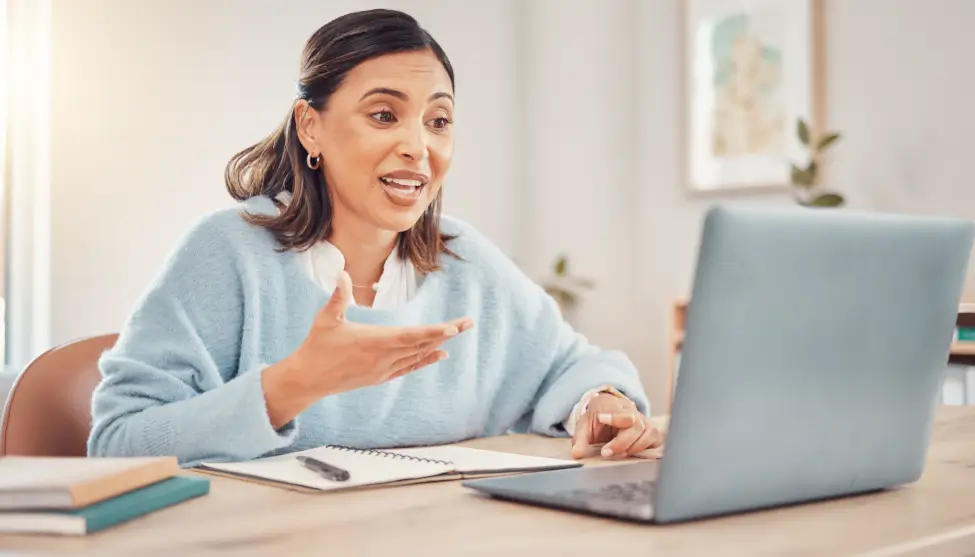 Profesora de academia de refuerzo online Paraninfo impartiendo clase de Bachillerato