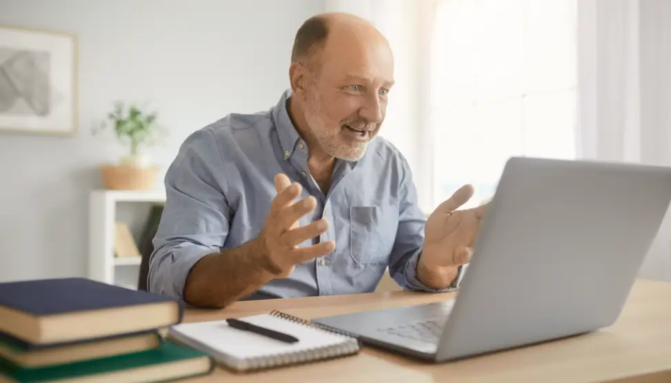 Profesor explicando una asignatura de la PAU Galicia en clase online