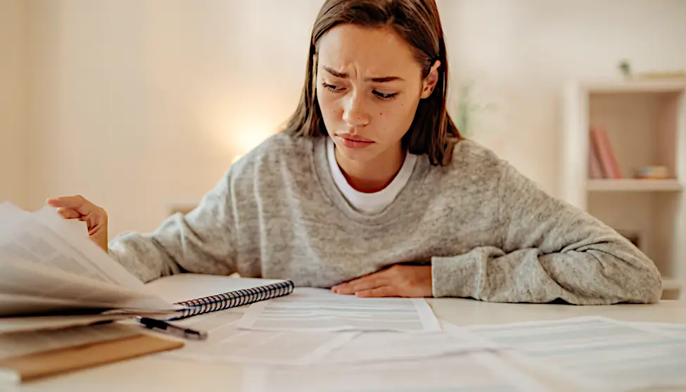 Estudiante de Bachillerato preocupado por las notas de corte de la Selectividad