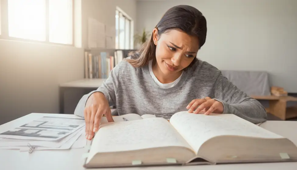 Estudiante de primer año de universidad enfrentándose a las dificultades del grado